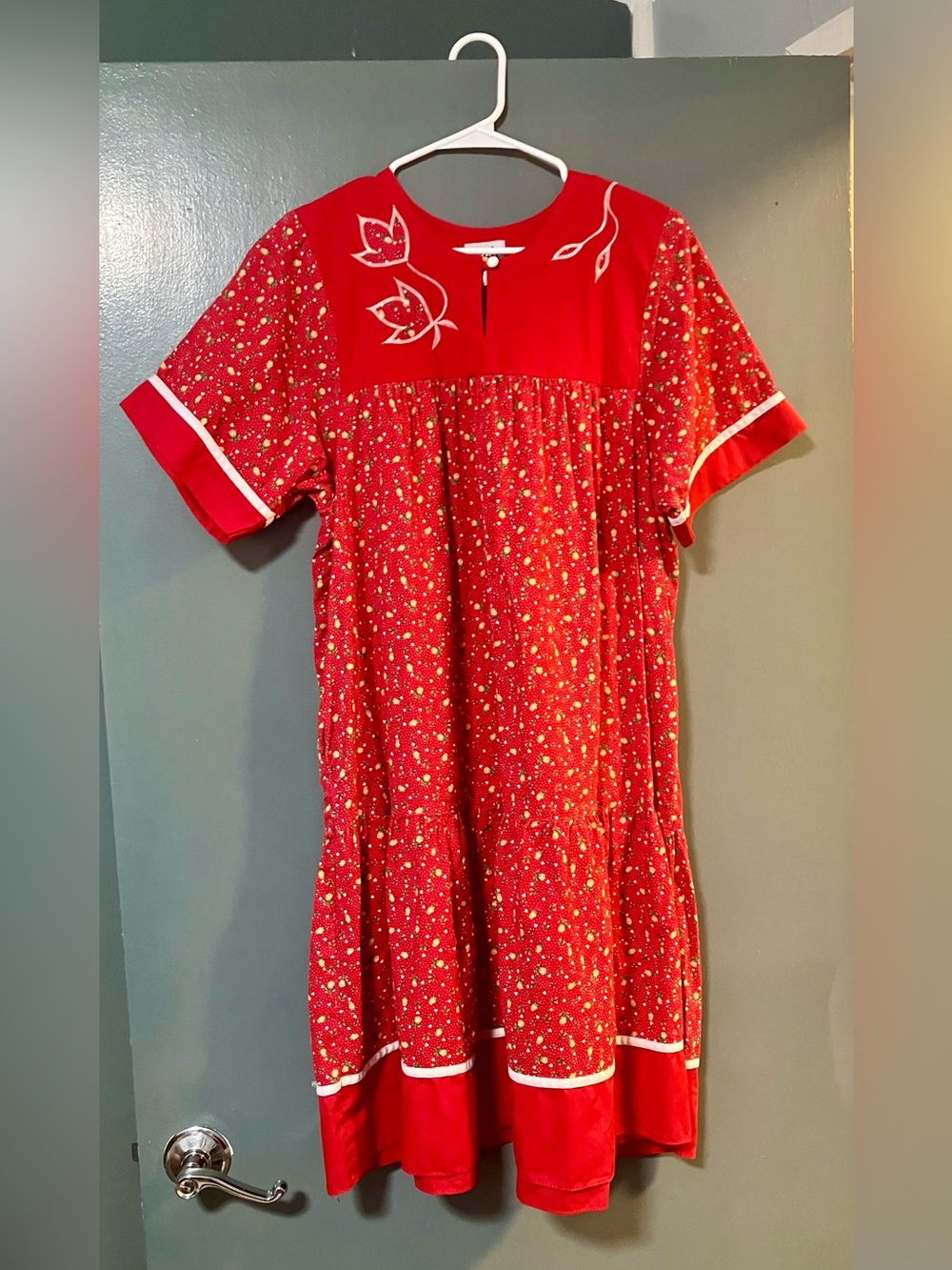 Vintage RM Made in Hawaii Tiered Dress w/Pocket & Embroidered Design
